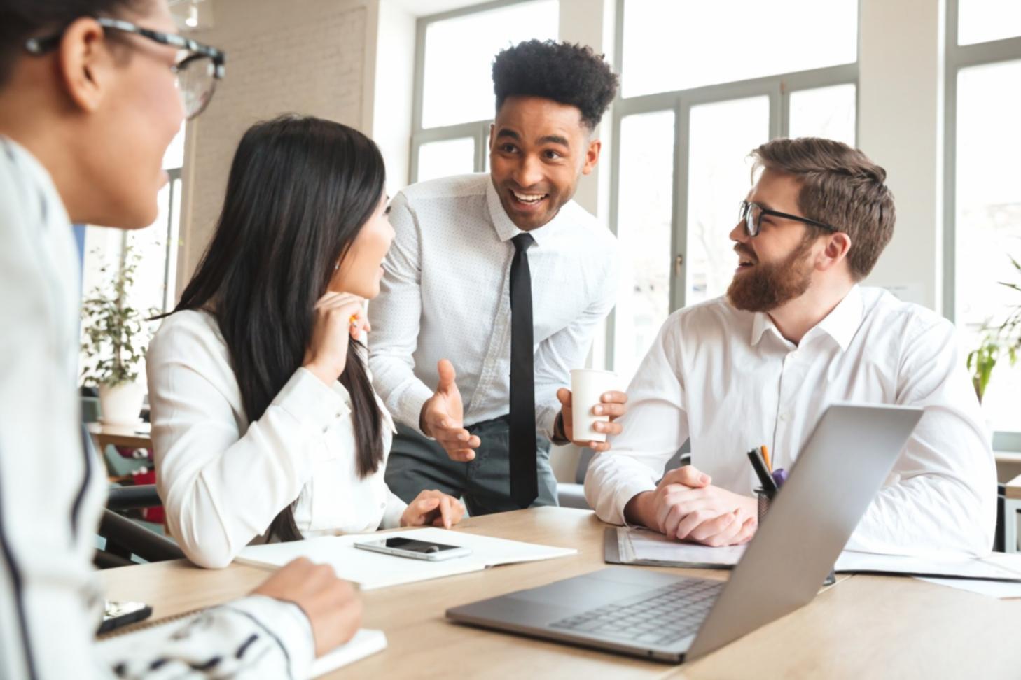 Teilnehmer arbeiten gemeinsam an Rentabilitätsanalysen während eines Workshop-Termins