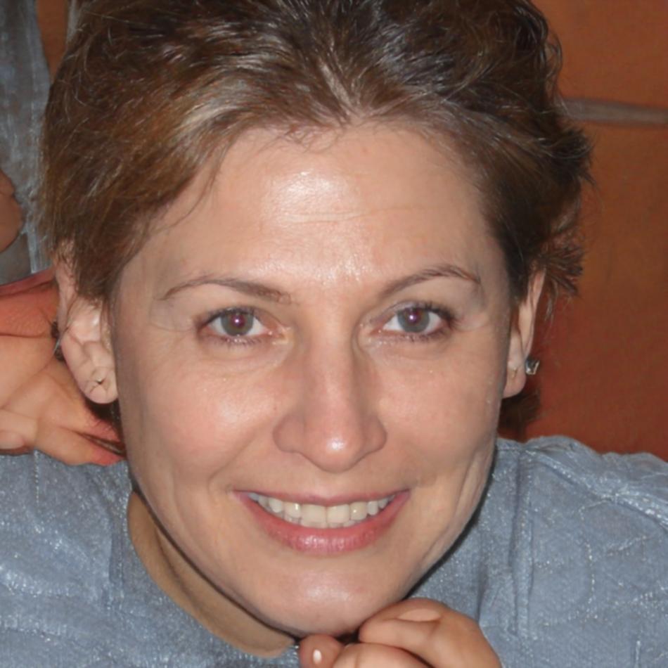 Expertin Verica Solmundsdóttir gibt individuelles Feedback zu einem Teilnehmerprojekt